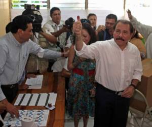 El presidente Daniel Ortega después de votar en las elecciones regionales. Foto: AP