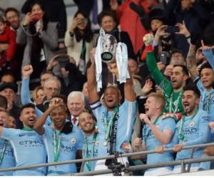 Vincent Kompany del Manchester City levanta el trofeo después de ganar el partido de fútbol final de la Copa de la Liga inglesa entre el Arsenal y el Manchester City en el estadio de Wembley en Londres. Foto: AP
