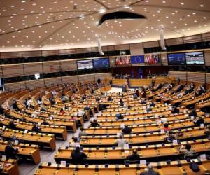 En esta foto del 16 de septiembre del 2020, la presidenta de la Comisión Europea ursula von der Leyen habla en el plenario del Parlamento Europeo en Bruselas. Luego de meses de negociaciones y casi en el último minuto, Gran Bretaña y la Unión Europea anunciaron el jueves, 24 de diciembre, un acuerdo provisional de libre comercio el jueves que deberá evitar un caos en Año Nuevo para las aduanas y dando algo de estabilidad al panorama empresarial luego de años de torbellino por el Brexit. (AP Foto, Francisco Seco)