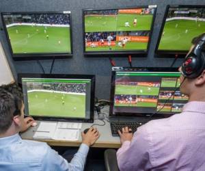 Durante el partido uno o varios jueces están dentro de una sala de realización observando la señal de la televisión y tienen acceso a la repetición de las jugadas. Foto FIFA.com