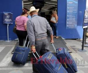 La mayoría de viajeros vía aérea tuvieron como destino Estados Unidos de América con el objetivo de vacunarse, según cifras oficiales. Foto: El Heraldo