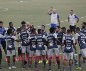 El seleccionador uruguayo de la Selección no ha escatimado en observar minuciosamente todo el recurso humano que está a su alcance. Foto: EL HERALDO.