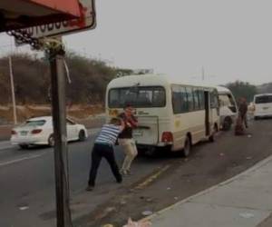 Pese a los múltiples operativos anunciados por la temporada de verano, en el lugar no había presencia policial. Los conductores se fueron a los golpes por ir 'peleando vía'. FOTO: Captura vídeo EL HERALDO