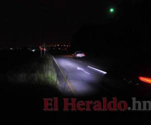 En el anillo periférico, por la colonia El Carrizal, hay alrededor de 200 metros sin alumbrado público, la oscuridad se apodera del lugar. Foto: Marvin Salgado/El Heraldo