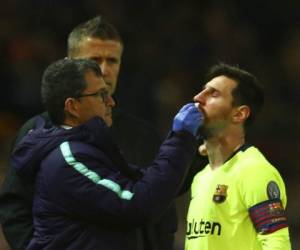Messi del Barcelona recibe atención médica durante el partido contra Manchester United por los cuartos de final de la Liga de Campeones en el estadio Old Trafford. (Foto: AP)