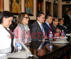 Miembros de la Junta Proponente entregaron a la Secretaría del Congreso Nacional la nómina de los cinco candidatos a convertirse en el nuevo Fiscal General y Adjunto. Foto: David Romero/EL HERALDO