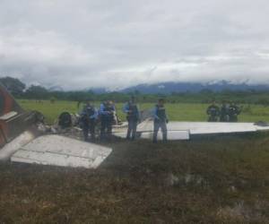 La avioneta fue quemada casi en su totalidad. Foto: Twitter/Policía