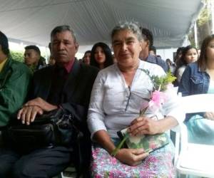 Hoy, 38 años y seis hijos después, doña Teresa y don Santos deciden sellar su amor con el sagrado vínculo del matrimonio. A solo dos días de la celebración del día del amor y la amistad legalizaron su amor.