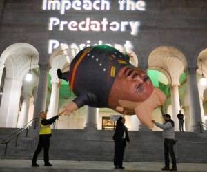 Los manifestantes se preparan para lanzar un globo del 'Camarada Trump' en una manifestación en apoyo de la destitución del presidente de los Estados Unidos. Foto: Agencia AFP.