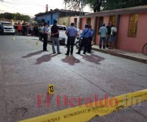 Agentes de la Policía Nacional y la DPI llegaron al lugar para comenzar con la investigación del crimen. Foto: Gissela Rodríguez / EL HERALDO.