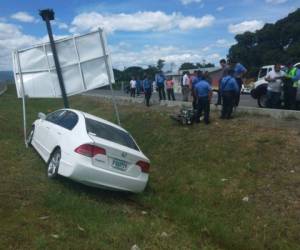 El conductor del vehículo perdió el control y cayó en una hondonada de la carretera.