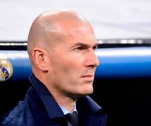 El entrenador francés del Real Madrid, Zinedine Zidane, presencia el partido de vuelta de cuartos de final de la Liga de Campeones de la UEFA entre el Real Madrid CF y el Juventus. Foto AFP