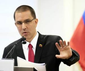 El canciller, Jorge Arreaza, denunció el hecho en su cuenta de Twitter.