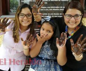 Sara Álvarez disfruta trabajar al lado de sus hijas y hacer historia con el chocolate. Fotos Juan Flores