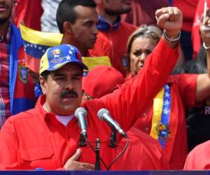 El presidente venezolano Nicolás Maduro pronuncia un discurso durante una reunión con simpatizantes para conmemorar el vigésimo aniversario del ascenso del poder del difunto Hugo Chávez, el líder de la izquierda que instaló un gobierno socialista en Caracas.