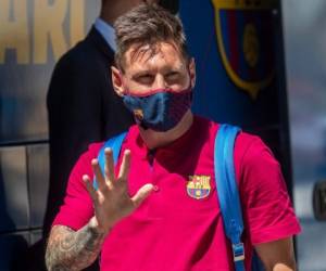 En esta foto del 13 de agosto de 2020, el delantero argentino Lionel Messi del Barcelona llega al hotel del club en Lisboa.