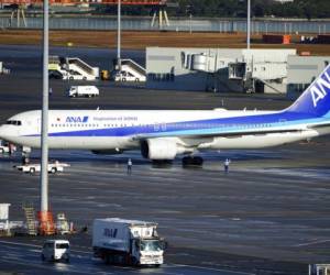 Un vuelo japonés que llevaba a varios evacuados de la ciudad de Wuhan llevaba a cuatro pasajeros con tos y fiebre. Dos recibieron un diagnóstico de neumonía. Foto: AP.