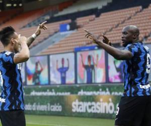 Romelu Lukaku (derecha) celebra con su compañero Lautaro Martínez tras anotar el primer gol en la victoria 2-1 ante Sassuolo en el partido de la Seria A italiana. Foto:AP