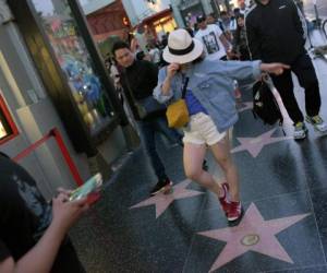 La gente posa para las fotos con la estrella de Michael Jackson en el Paseo de la Fama de Hollywood. Foto: Agencia AFP.