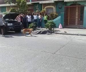 El hombre trabajaba en un carro cuando fue atacado a balazos.