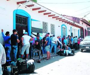 Las oficinas de Migración en Choluteca permanecen abarrotadas de migrantes que buscan el permiso para transitar por el país.