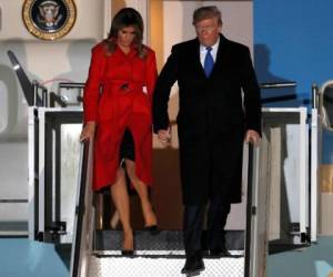 Donald Trump junto a su esposa Melania Trump al llegar a Reino Unido para una cumbre de la OTAN. Foto: Agencia AFP.