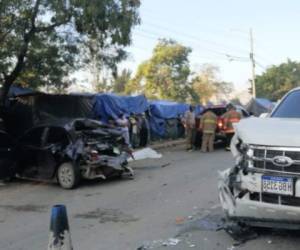 En medio de la carretera quedaron tres vehículos y uno cayó en una hondonada al lado de la calle.