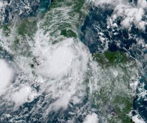Esta imagen satelital difundida por la Oficina Nacional de Administración Oceánica y Atmosférica de Estados Unidos (NOAA, por sus siglas en inglés) el miércoles 2 de septiembre de 2020 muestra a la tormenta tropical Nana acercándose a Belice.