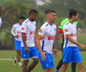 Los jugadores y cuerpo técnico llegaron muy temprano en el Valle de Amarateca, donde entrenaron y luego prepararán su traslado a la zona norte. Foto Ronal Aceituno