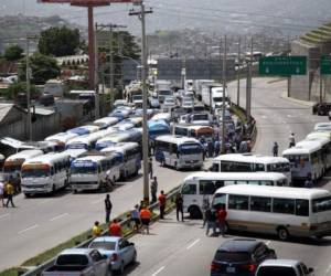 Los conductores bloquearon la salida al norte de la capital aparcando decenas de unidades de transporte. En la zona hay caos vehicular.