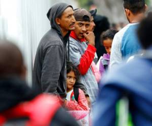 En esta fotografía de archivo, varias migrantes aguardan a solicitar asilo en Estados Unidos en la zona fronteriza de Tijuana, México. Foto: Agencia AP.