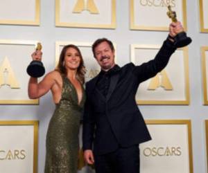 Pippa Ehrlich, izquierda, y James Reed posan en la sala de prensa tras ganar el Oscar al mejor documental por 'My Octopus Teacher'. Foto: AP