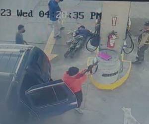 Captura de pantalla del impactante video que muestra cómo asaltaron a los agentes de seguridad de la gasolinera.