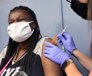 La idea es incentivar la vacunación de las personas para controlar el virus. AFP.