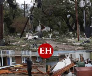 Luisiana sufría este jueves el fuerte azote del huracán Laura, que se debilita a medida que se adentra en el continente dejando destrucción e inundaciones, tras impactar en la madrugada con vientos de 240 km/h. Fotos: AFP.