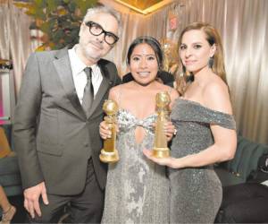 Alfonso Cuarón, Yalitza Aparicio y Marina de Tavira asisten a la fiesta de los Globos de Oro 2019.