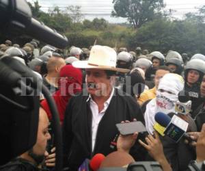 Manuel Zelaya Rosales acompañó a varios manifestantes que realizaban una protesta a la altura de la colonia El Sitio en la capital. Foto: Johny Magallanes /El Heraldo
