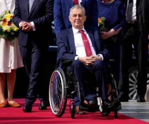 Zeman, de 77 años, es un fumador empedernido con debilidad por la bebida; padece de diabetes y neuropatía. Tiene problemas para caminar y está usando silla de ruedas.