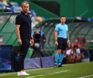 El técnico alemán del Bayern de Múnich Hans-Dieter Flick asiste a la semifinal de la Liga de Campeones de la UEFA entre el Lyon y el Bayern de Múnich en el estadio José Alvalade de Lisboa. Foto: Agencia AFP.