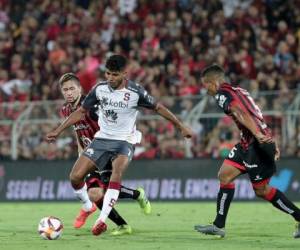 Ariel Lassiter falló el penal y esto provocó la ira del técnico colombiano Hernán Torres, pues el designado para ejecutar el castigo, el hondureño Alex López. (Foto: La Nación)