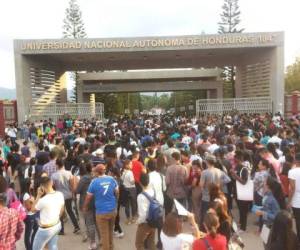 Miles de estudiantes llegaron a la UNAH para realizar la Prueba de Aptitud Académica (Foto: Jimmy Argueta/EL HERALDO)