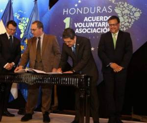El presidente Juan Orlando Hernández firmó el convenio en la sede del Poder Ejecutivo. Foto cortesía