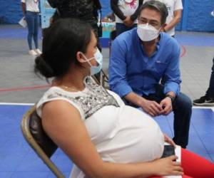 Juan Orlando Hernández insta a que todas las mujeres embarazadas se vacunen contra el covid-19. Foto: @JuanOrlandoH/Twitter