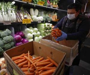 Los gérmenes que enferman a las personas a través de la comida causan síntomas como diarrea. Foto: AP