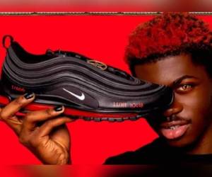 Así lucen los polémicos zapatos vendidos por el rapero Lil Nas X.