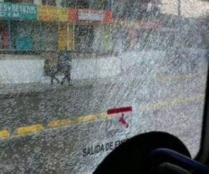 El colombiano Andrés Perea compartió en sus redes sociales como quedó una de las ventanillas del bus. (Foto: El Heraldo Colombia)