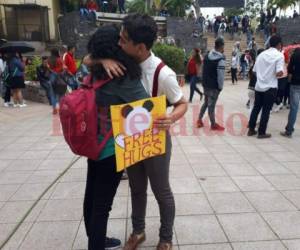 Los estudiantes de la UNAH regalan abrazos para celebrar el Día de San Valentín. Foto: EL HERALDO