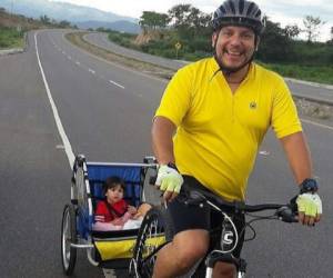 Ramiro Ramos quiere inculcar el ciclismo a su hija de un año y medio de edad compitiendo en la Sexta Vuelta.