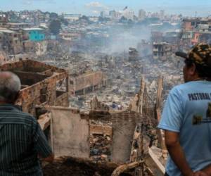 Centenares de habitantes abandonaron sus casas en medio de escenas de pánico. Fotos AFP