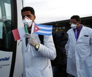 Médicos y paramédicos de Cuba llegan al aeropuerto de Malpensa de Milán, Italia. 53 médicos y paramédicos de Cuba llegaron a Milán para ayudar con el tratamiento del coronavirus. Foto: AP.